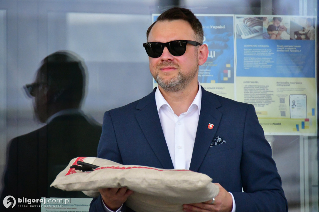 Seniorzy przejęli Biłgoraj. Od burmistrza otrzymali klucz do miasta