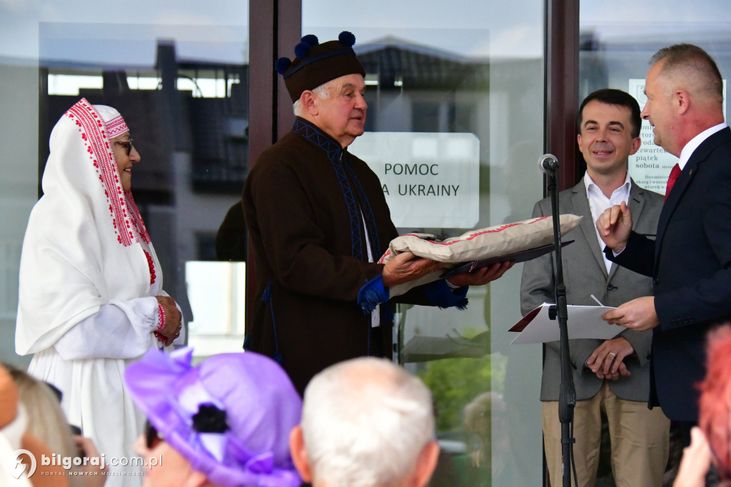 Seniorzy przejęli Biłgoraj. Od burmistrza otrzymali klucz do miasta