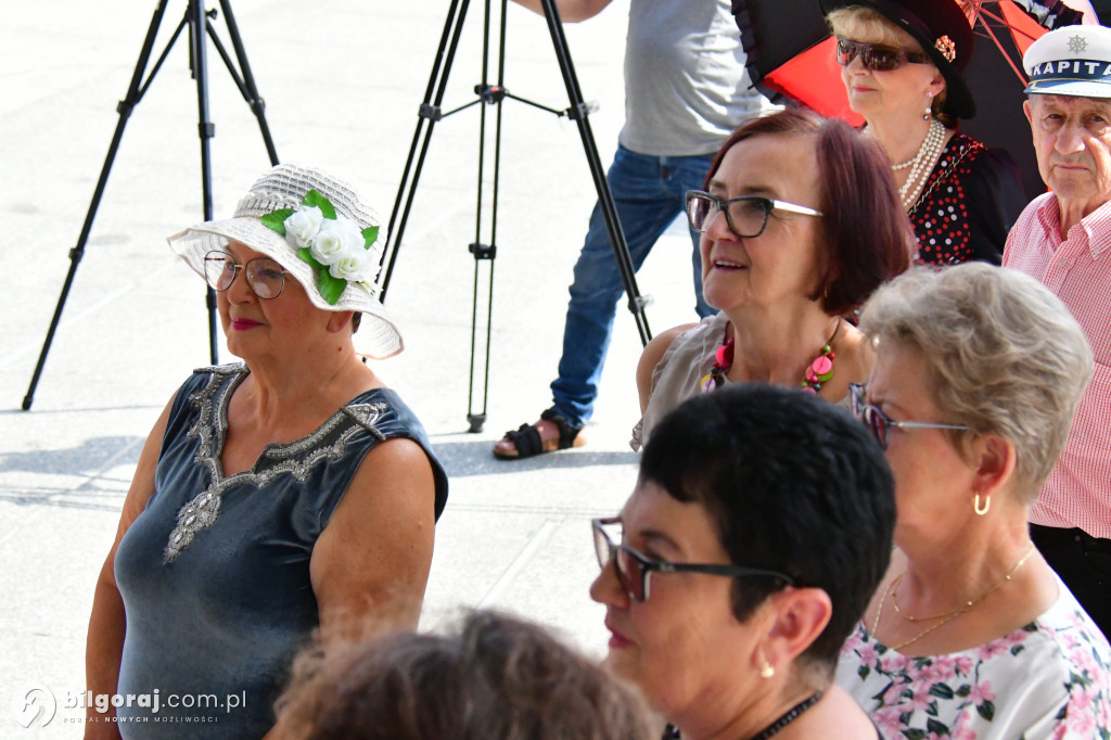 Seniorzy przejęli Biłgoraj. Od burmistrza otrzymali klucz do miasta