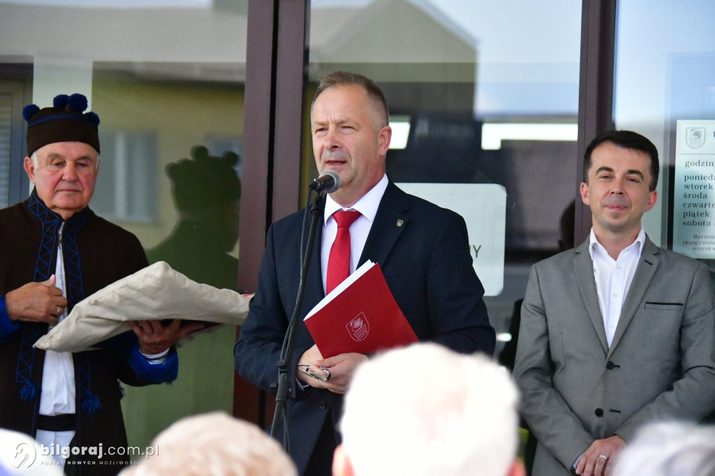 Seniorzy przejęli Biłgoraj. Od burmistrza otrzymali klucz do miasta