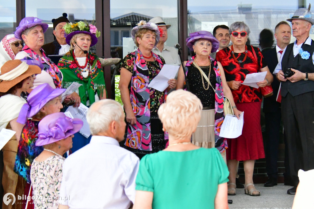 Seniorzy przejęli Biłgoraj. Od burmistrza otrzymali klucz do miasta