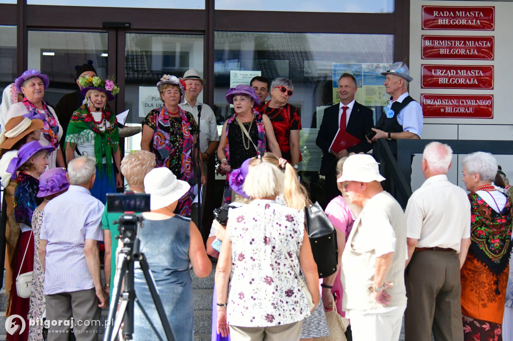 Seniorzy przejęli Biłgoraj. Od burmistrza otrzymali klucz do miasta