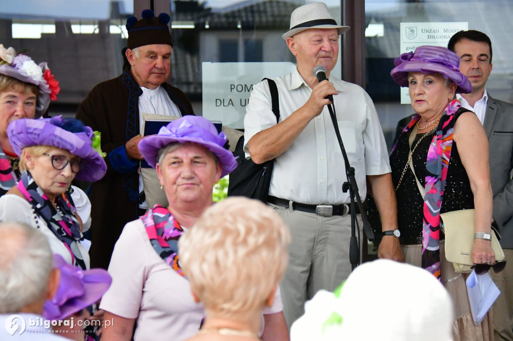 Seniorzy przejęli Biłgoraj. Od burmistrza otrzymali klucz do miasta