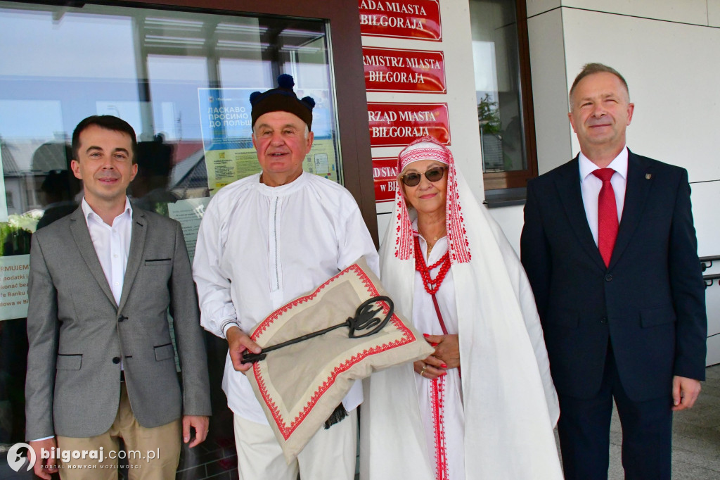 Seniorzy przejęli Biłgoraj. Od burmistrza otrzymali klucz do miasta