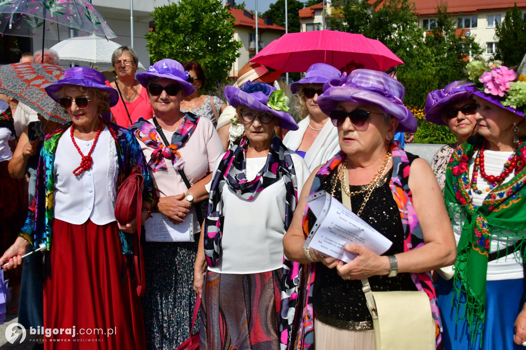 Seniorzy przejęli Biłgoraj. Od burmistrza otrzymali klucz do miasta