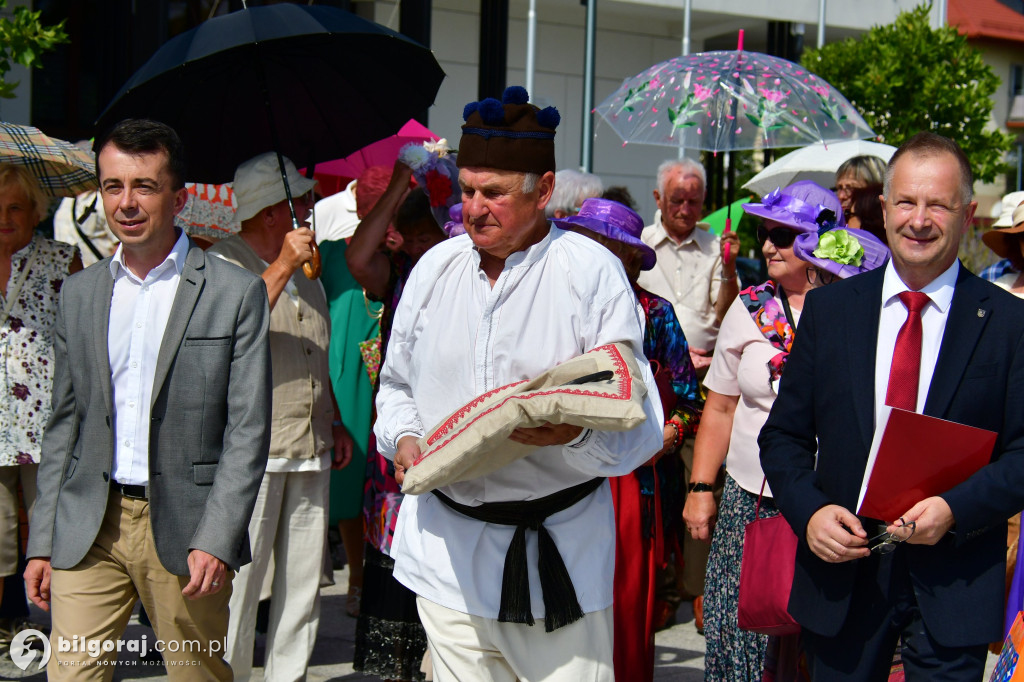 Seniorzy przejęli Biłgoraj. Od burmistrza otrzymali klucz do miasta