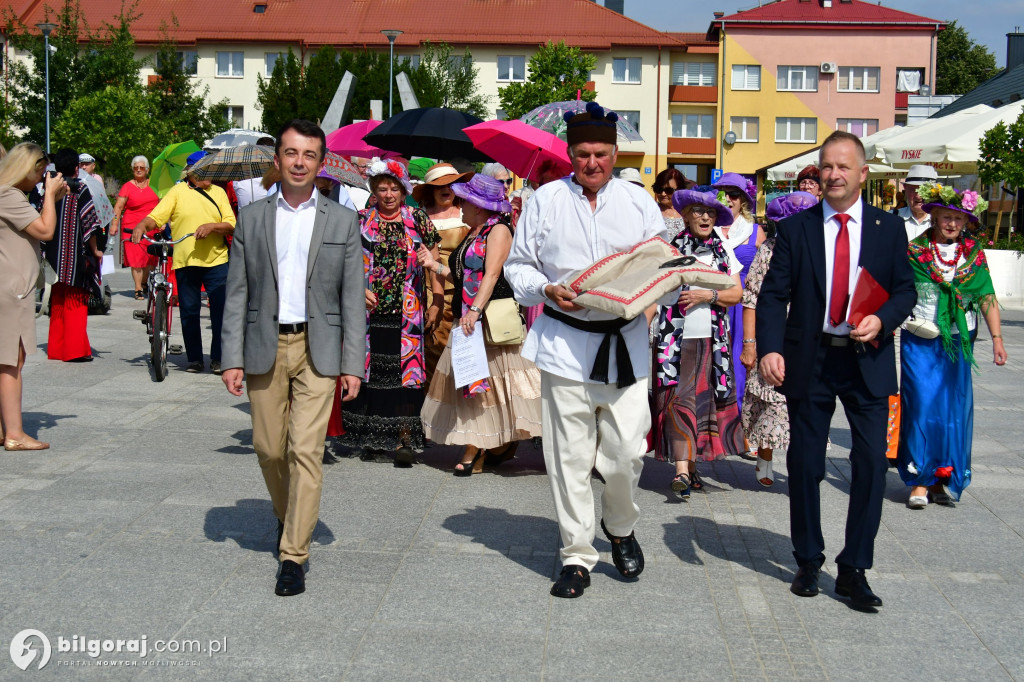 Seniorzy przejęli Biłgoraj. Od burmistrza otrzymali klucz do miasta
