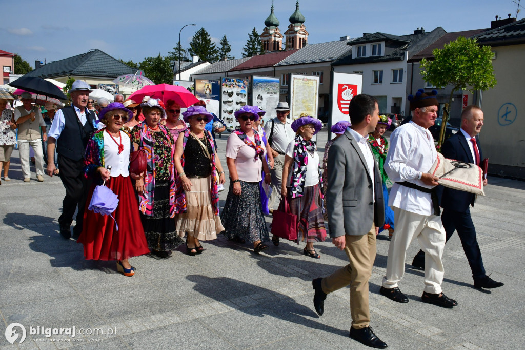 Seniorzy przejęli Biłgoraj. Od burmistrza otrzymali klucz do miasta