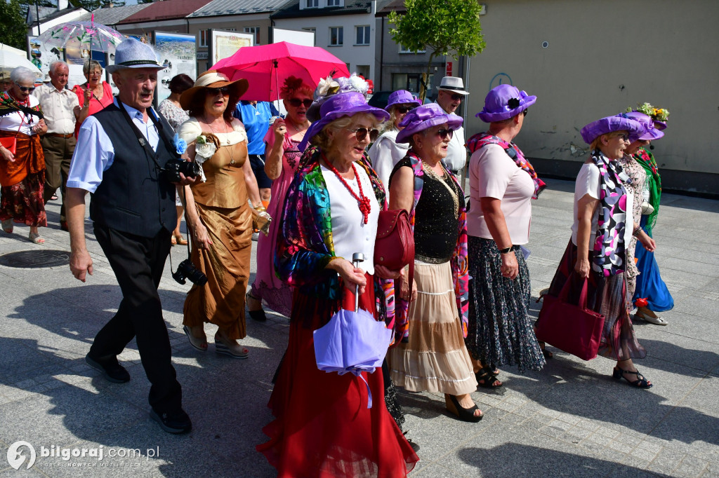 Seniorzy przejęli Biłgoraj. Od burmistrza otrzymali klucz do miasta