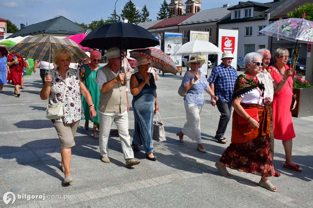 Seniorzy przejęli Biłgoraj. Od burmistrza otrzymali klucz do miasta