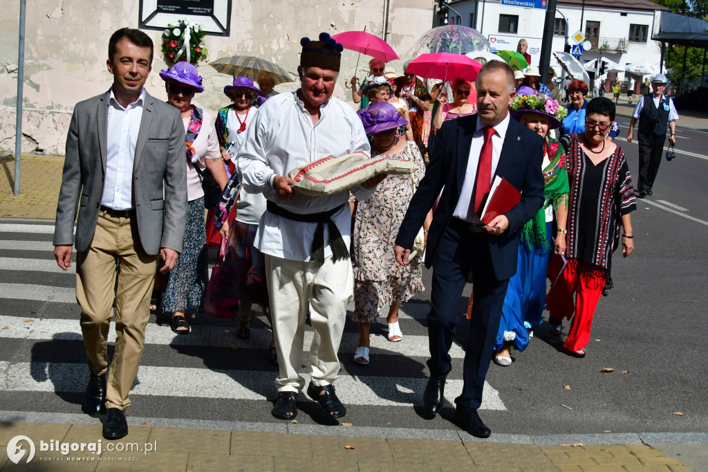 Seniorzy przejęli Biłgoraj. Od burmistrza otrzymali klucz do miasta