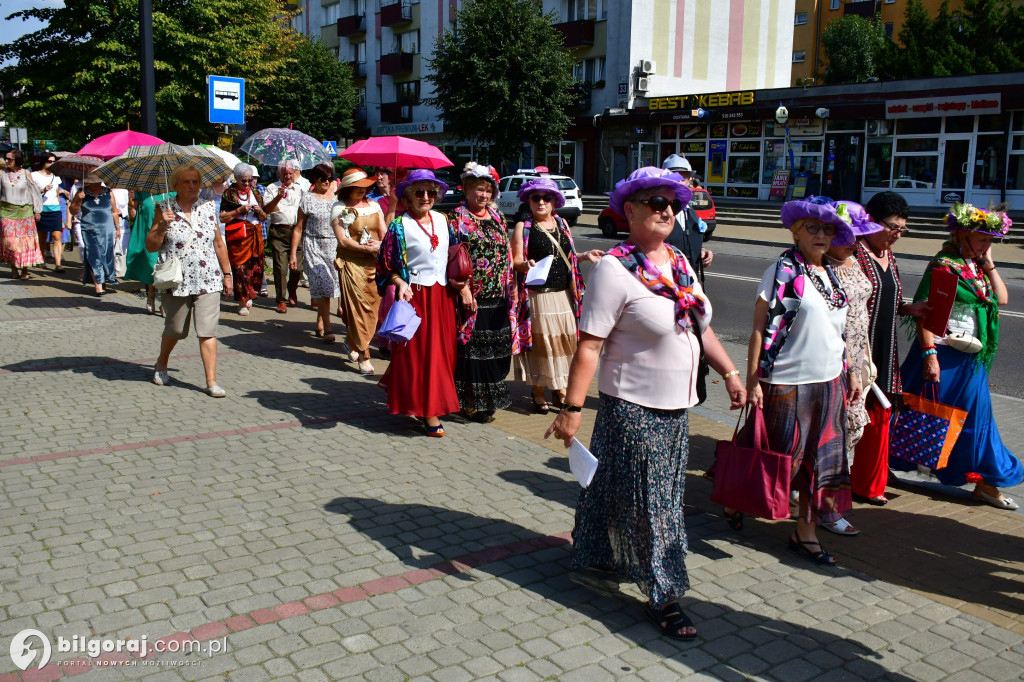 Seniorzy przejęli Biłgoraj. Od burmistrza otrzymali klucz do miasta