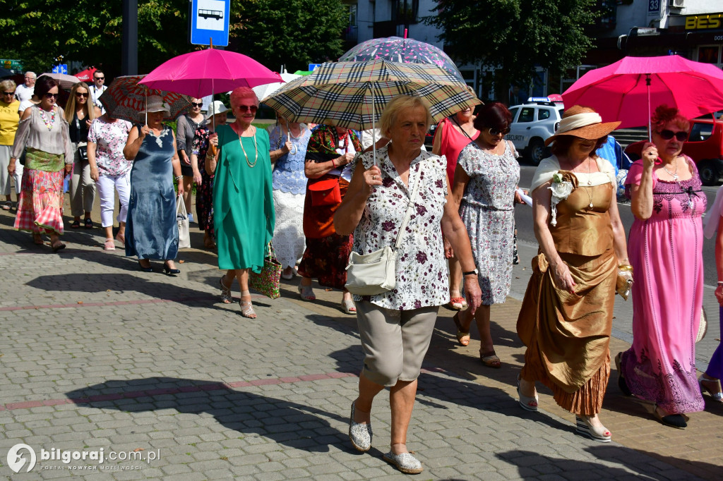 Seniorzy przejęli Biłgoraj. Od burmistrza otrzymali klucz do miasta