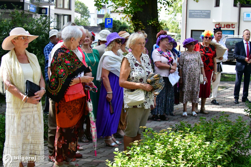 Seniorzy przejęli Biłgoraj. Od burmistrza otrzymali klucz do miasta