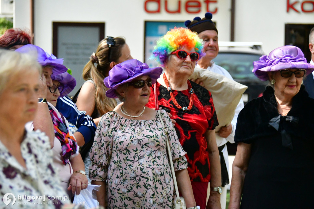 Seniorzy przejęli Biłgoraj. Od burmistrza otrzymali klucz do miasta