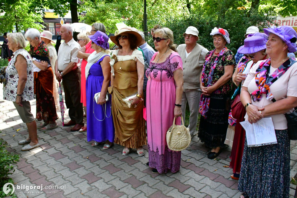 Seniorzy przejęli Biłgoraj. Od burmistrza otrzymali klucz do miasta