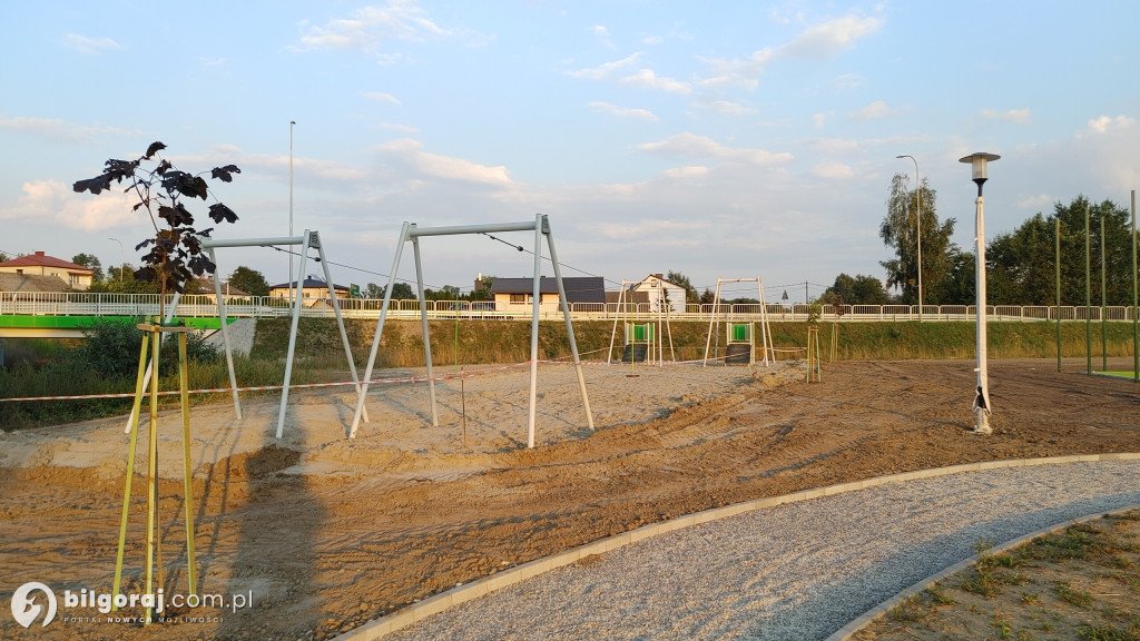W Płusach powstaje park. Będzie gdzie odpocząć, nie zabraknie atrakcji dla młodych