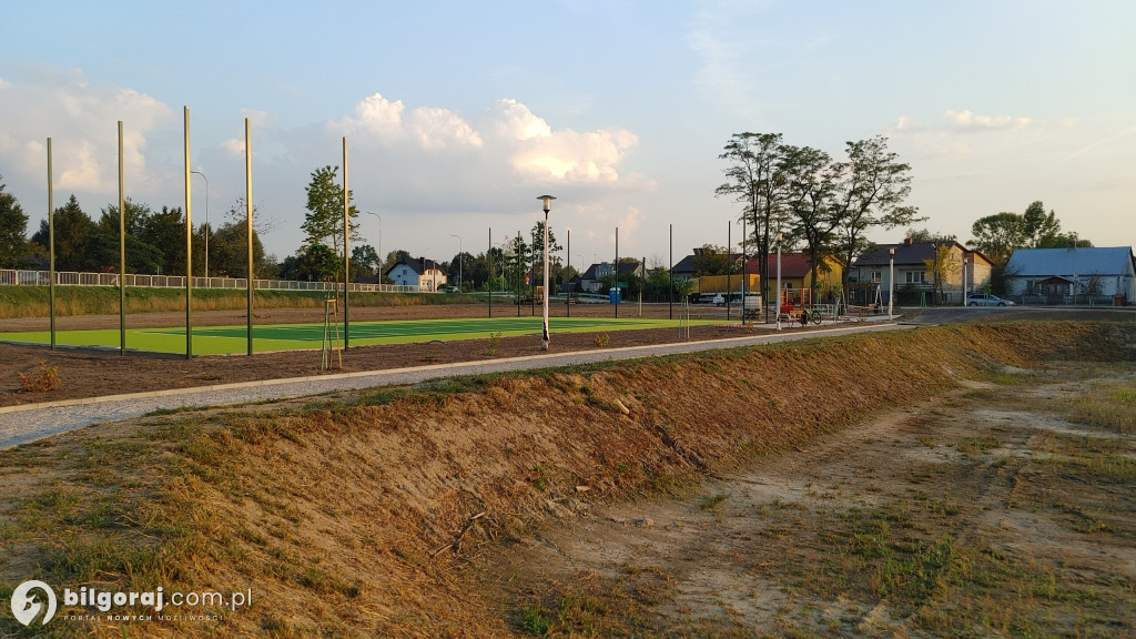 W Płusach powstaje park. Będzie gdzie odpocząć, nie zabraknie atrakcji dla młodych