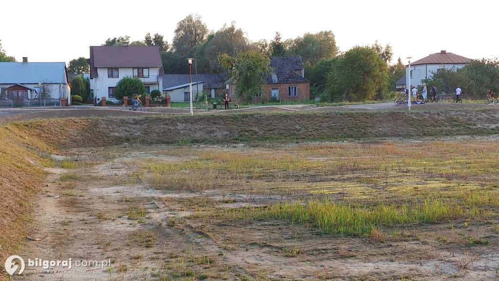 W Płusach powstaje park. Będzie gdzie odpocząć, nie zabraknie atrakcji dla młodych