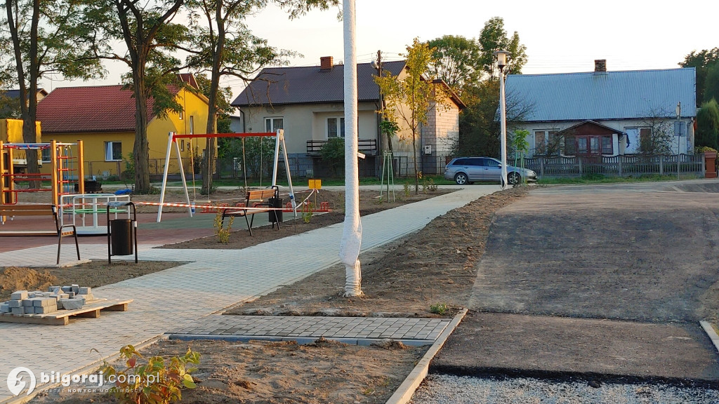 W Płusach powstaje park. Będzie gdzie odpocząć, nie zabraknie atrakcji dla młodych