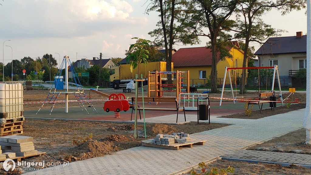 W Płusach powstaje park. Będzie gdzie odpocząć, nie zabraknie atrakcji dla młodych
