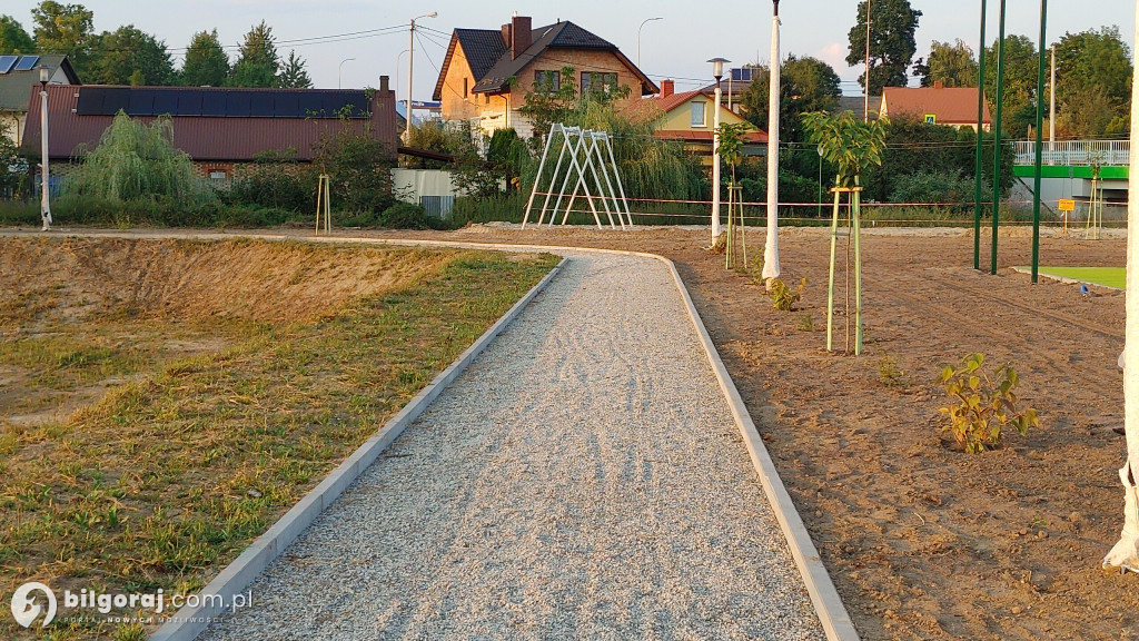 W Płusach powstaje park. Będzie gdzie odpocząć, nie zabraknie atrakcji dla młodych