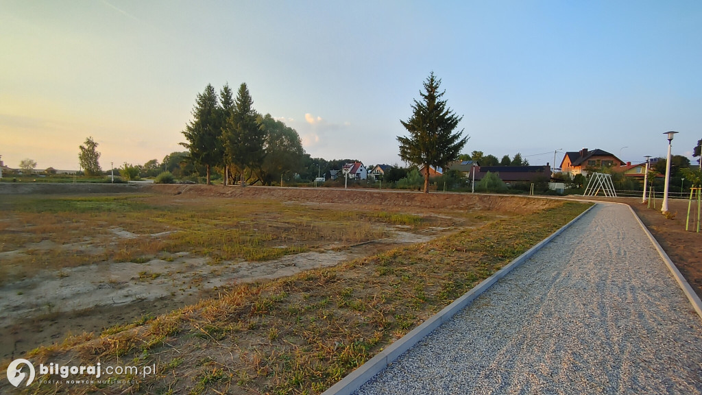 W Płusach powstaje park. Będzie gdzie odpocząć, nie zabraknie atrakcji dla młodych