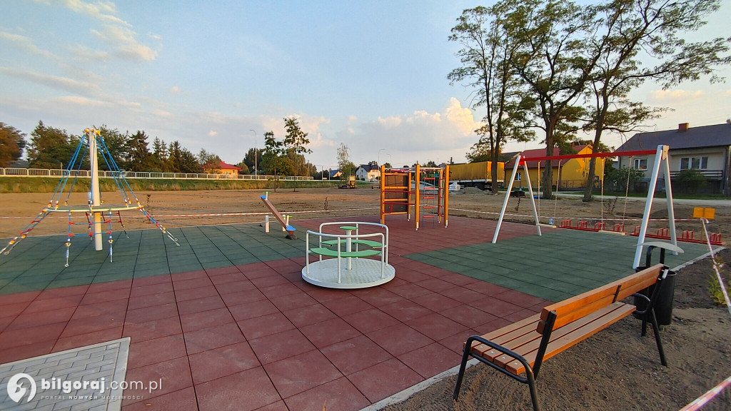 W Płusach powstaje park. Będzie gdzie odpocząć, nie zabraknie atrakcji dla młodych