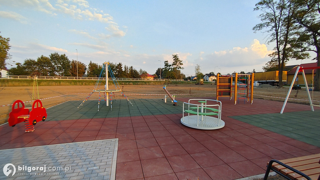 W Płusach powstaje park. Będzie gdzie odpocząć, nie zabraknie atrakcji dla młodych