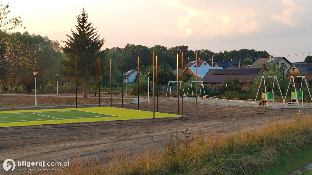 W Płusach powstaje park. Będzie gdzie odpocząć, nie zabraknie atrakcji dla młodych