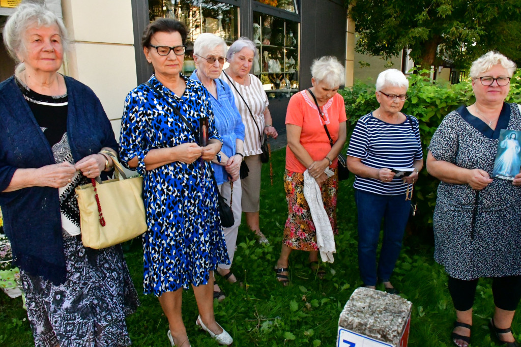 Biłgoraj. Przy skrzyżowaniu modlili się Koronką do Bożego Miłosierdzia