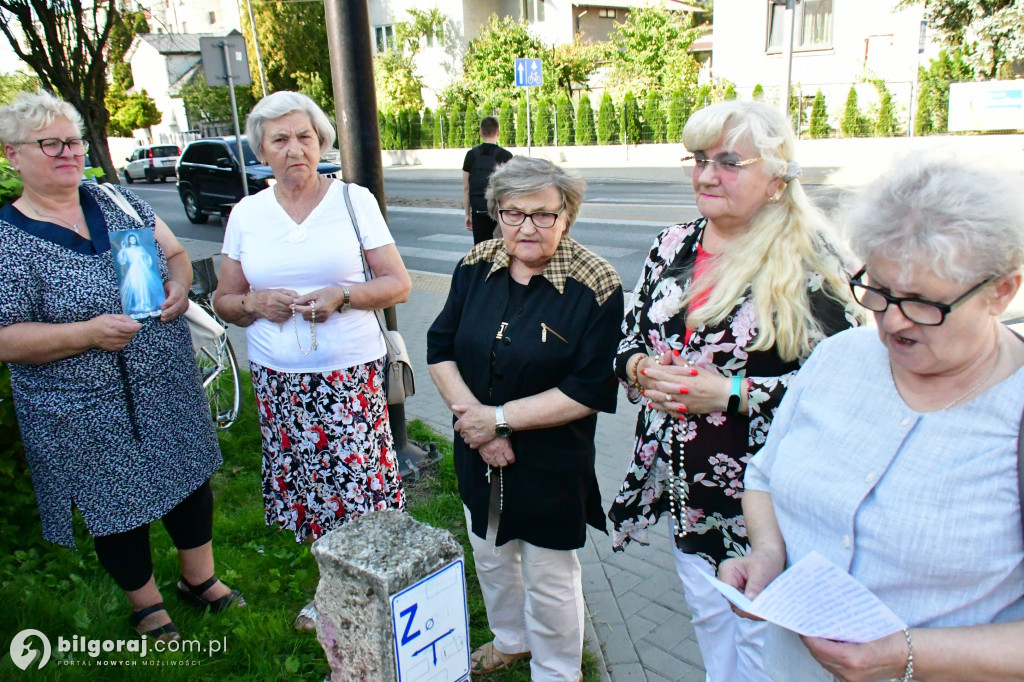 Biłgoraj. Przy skrzyżowaniu modlili się Koronką do Bożego Miłosierdzia