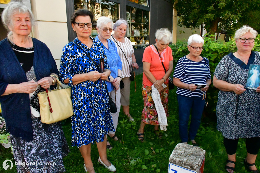 Biłgoraj. Przy skrzyżowaniu modlili się Koronką do Bożego Miłosierdzia
