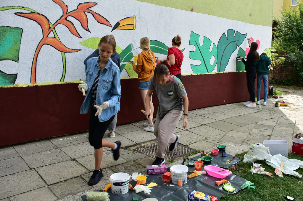Zamiast wulgaryzmów powstało kolorowe graffiti. Zmalowali je byli uczniowie 