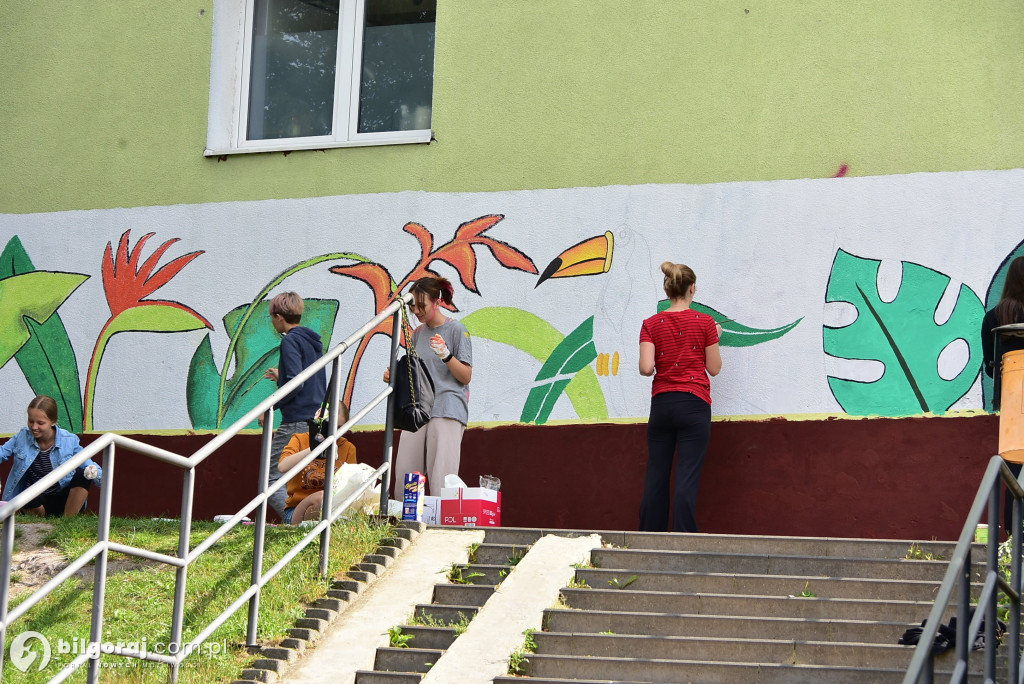 Zamiast wulgaryzmów powstało kolorowe graffiti. Zmalowali je byli uczniowie 