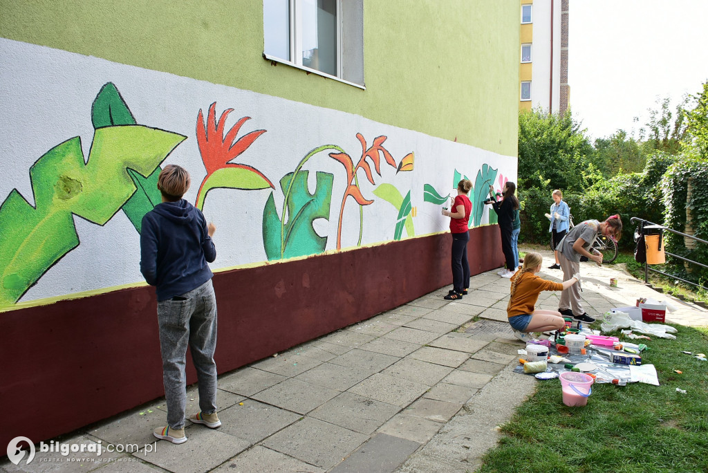 Zamiast wulgaryzmów powstało kolorowe graffiti. Zmalowali je byli uczniowie 