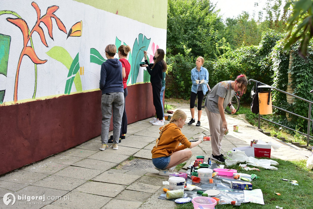 Zamiast wulgaryzmów powstało kolorowe graffiti. Zmalowali je byli uczniowie 