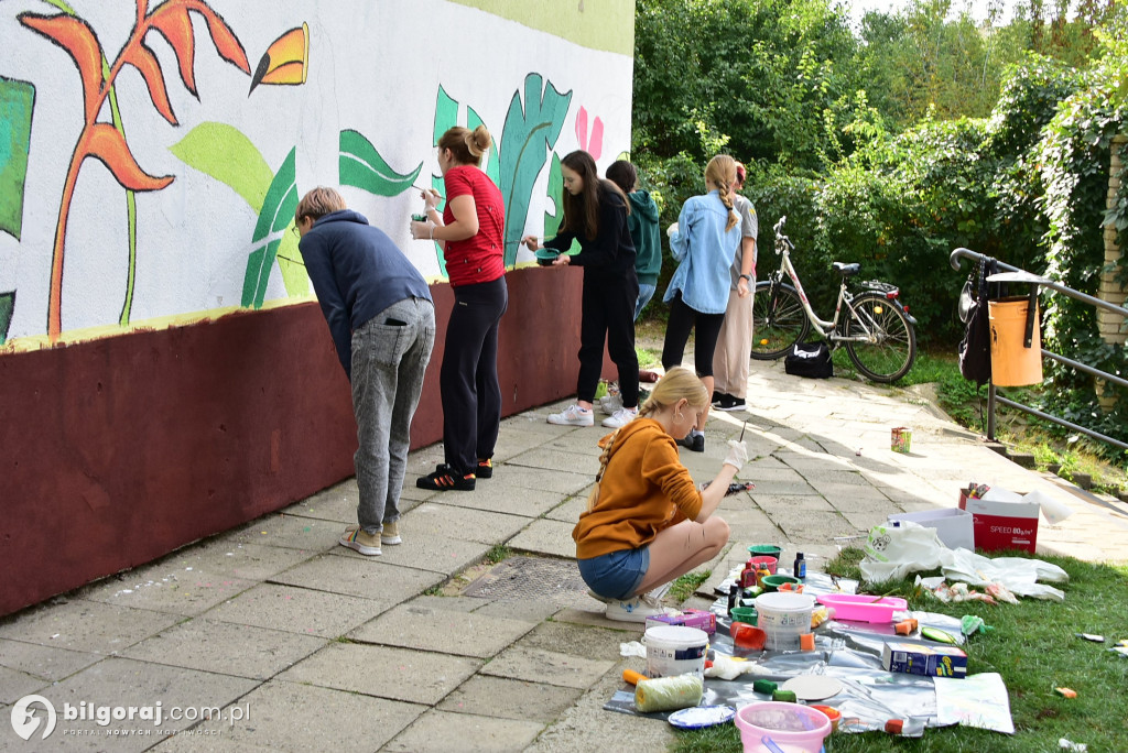 Zamiast wulgaryzmów powstało kolorowe graffiti. Zmalowali je byli uczniowie 