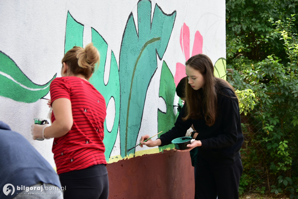 Zamiast wulgaryzmów powstało kolorowe graffiti. Zmalowali je byli uczniowie 
