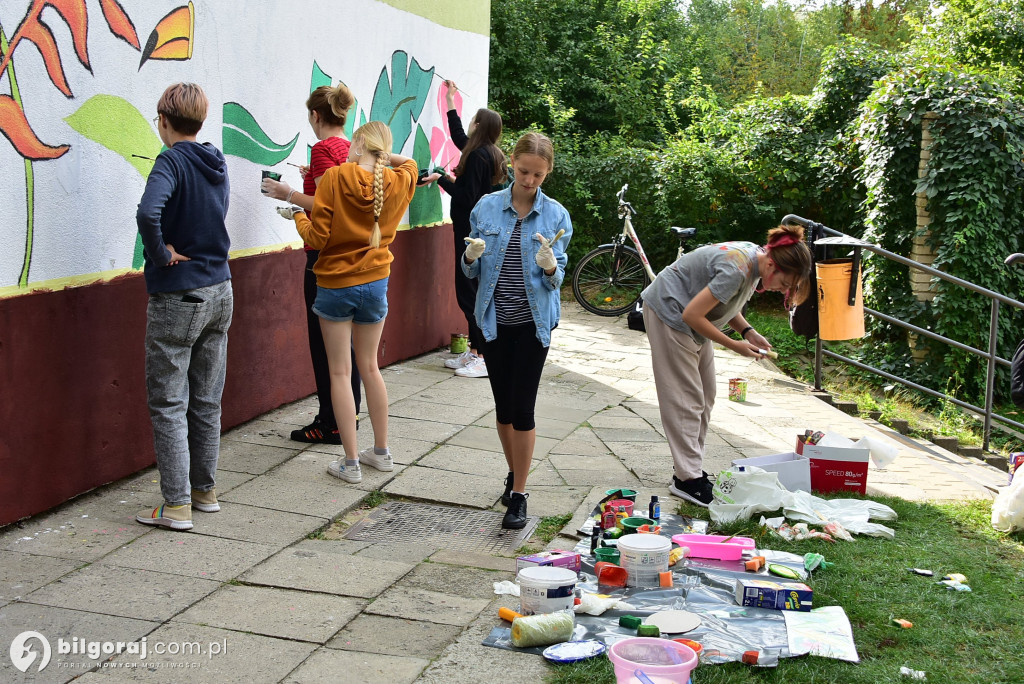 Zamiast wulgaryzmów powstało kolorowe graffiti. Zmalowali je byli uczniowie 