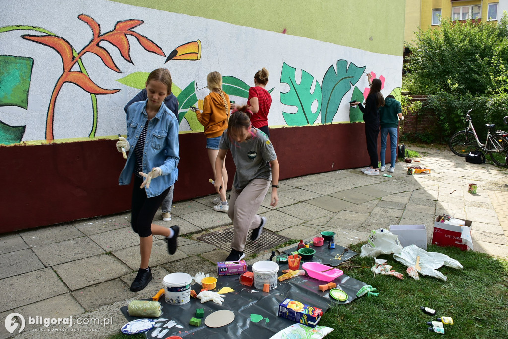 Zamiast wulgaryzmów powstało kolorowe graffiti. Zmalowali je byli uczniowie 