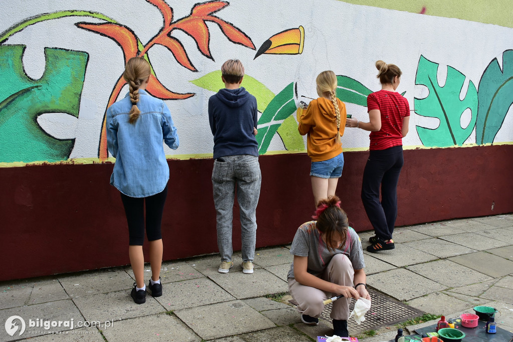 Zamiast wulgaryzmów powstało kolorowe graffiti. Zmalowali je byli uczniowie 
