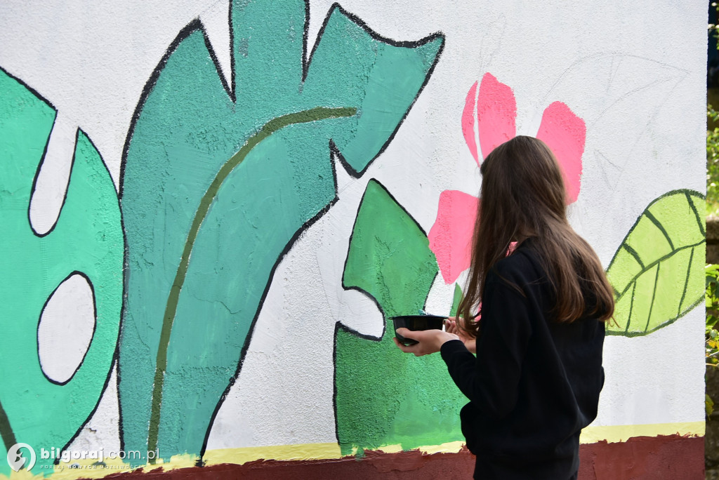 Zamiast wulgaryzmów powstało kolorowe graffiti. Zmalowali je byli uczniowie 