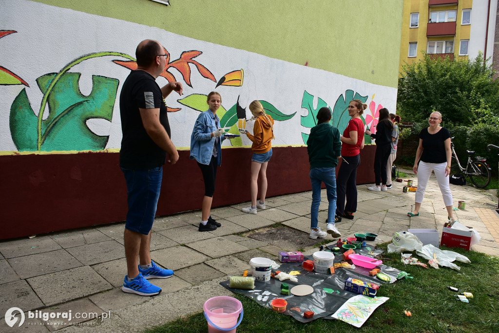 Zamiast wulgaryzmów powstało kolorowe graffiti. Zmalowali je byli uczniowie 