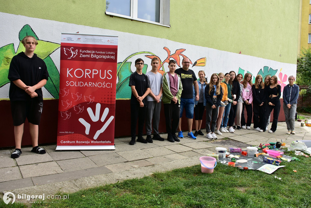 Zamiast wulgaryzmów powstało kolorowe graffiti. Zmalowali je byli uczniowie 
