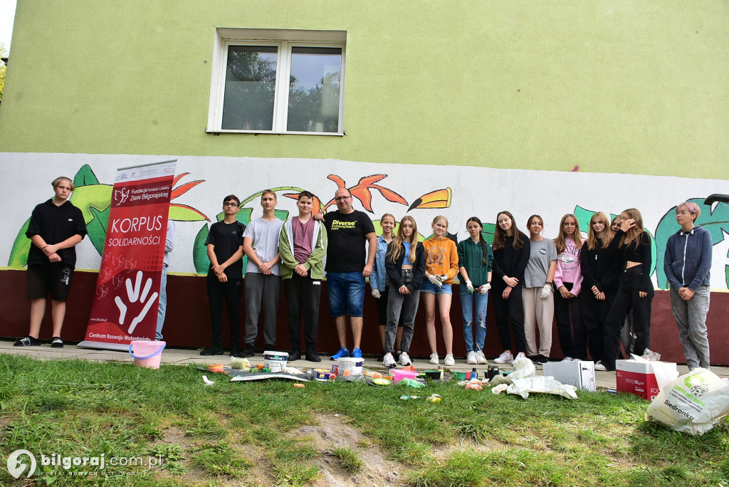 Zamiast wulgaryzmów powstało kolorowe graffiti. Zmalowali je byli uczniowie 