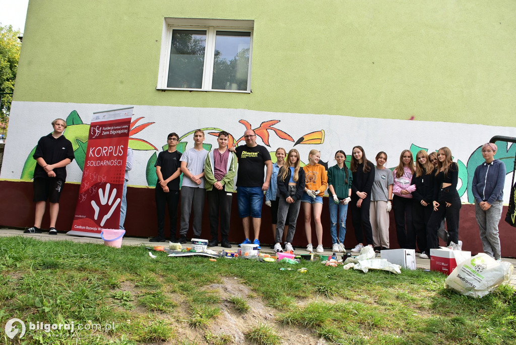 Zamiast wulgaryzmów powstało kolorowe graffiti. Zmalowali je byli uczniowie 