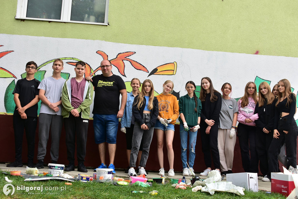 Zamiast wulgaryzmów powstało kolorowe graffiti. Zmalowali je byli uczniowie 