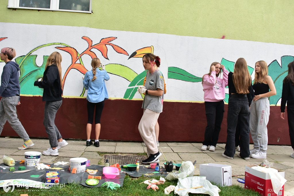 Zamiast wulgaryzmów powstało kolorowe graffiti. Zmalowali je byli uczniowie 