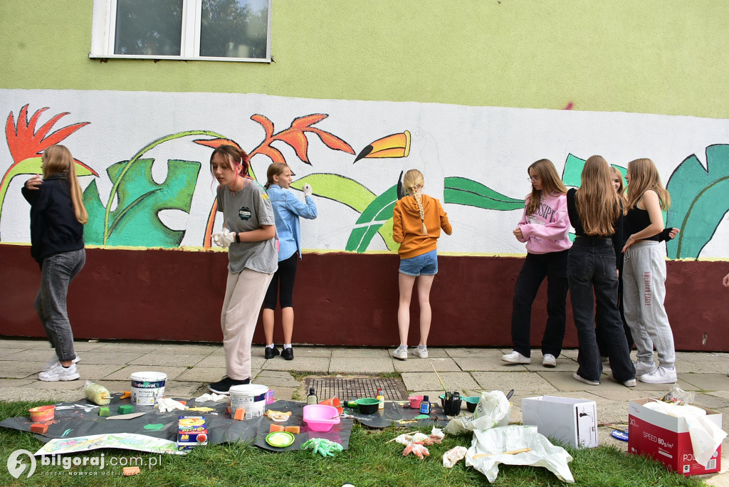 Zamiast wulgaryzmów powstało kolorowe graffiti. Zmalowali je byli uczniowie 